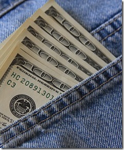 Notas de cem dólares no bolso de calça jeans