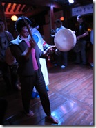 comensais participam da dança