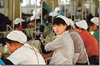 Trabalhadores de uma fábrica de vestuários em Huaibei