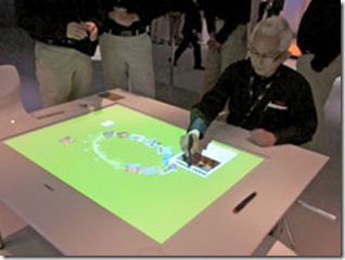 Mesa de exibição mostra imagens e materiais