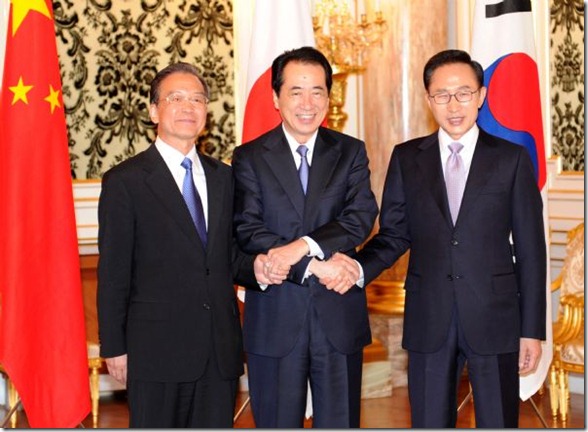 Tokyo_Summit_May_2011_China_Wen_Jiabao_(L),_Japanese_Prime_Minister_Naoto_Kan_(C)_and_South_Korean_President_Lee_Myung-bak