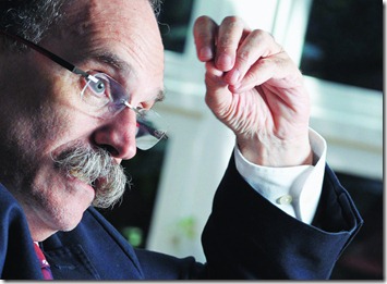 Data: 12/12/2011      
Editoria: Brasil
Reporter: Marli Olmos
Local: Sao Paulo, SP.
Detalhe: Entrevista com numeros do Finep mostrando q as empresas estao pegando mais recursos para investir em tecnologia e area de pesquisa.
Setor: Empresas
Tags: pesquisa, investimento, tecnologia.
Personagem: Glauco Arbix, presidente da Finep fotografado em sua residência na Vila Nova Conceicao em Sao Paulo.
Foto: Silvia Costanti / Valor