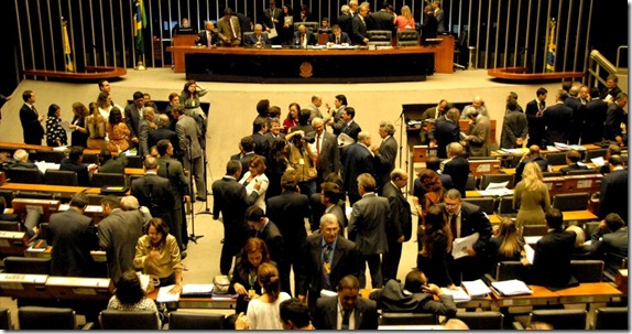 ssao-de-votacao-da-distribuicao-dos-recursos-dos-royalties-do-petroleo-na-camara-dos-deputados-em-brasilia-df-nesta-terca-feira-1352242124803_956x500
