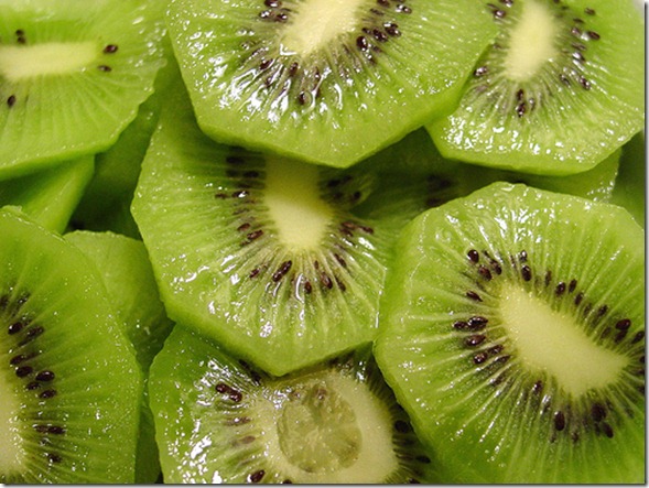 Shrink_Pores_Naturally_With_Kiwi_Fruit_(2)