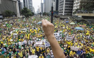 Foto da Avenida Paulista constante do artigo publicado no site da Folha de S.Paulo, informando que os participantes superaram os dos eventos anteriores.